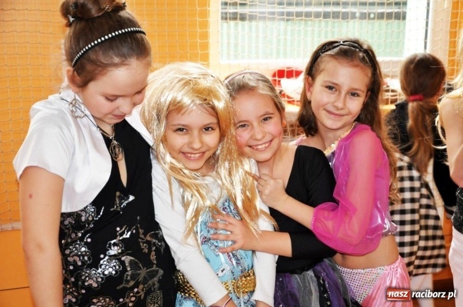 Zdjęcie w galerii na portalu naszraciborz.pl: Szaleństwa karnawałowe w SP 13 z DJem wiadomości z regionu