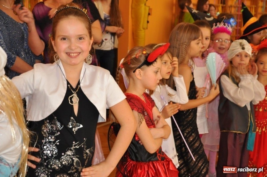 Zdjęcie w galerii na portalu naszraciborz.pl: Szaleństwa karnawałowe w SP 13 z DJem wiadomości z regionu