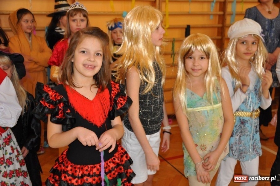 Zdjęcie w galerii na portalu naszraciborz.pl: Szaleństwa karnawałowe w SP 13 z DJem wiadomości z regionu