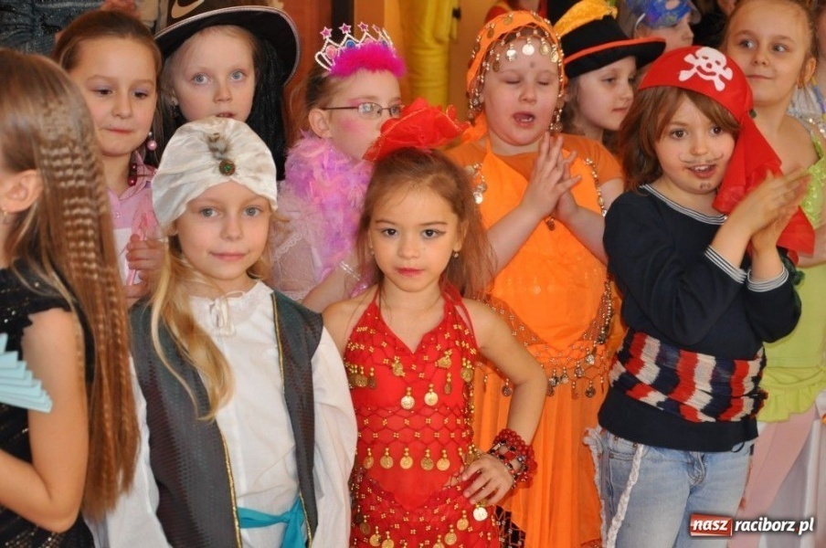 Zdjęcie w galerii na portalu naszraciborz.pl: Szaleństwa karnawałowe w SP 13 z DJem wiadomości z regionu
