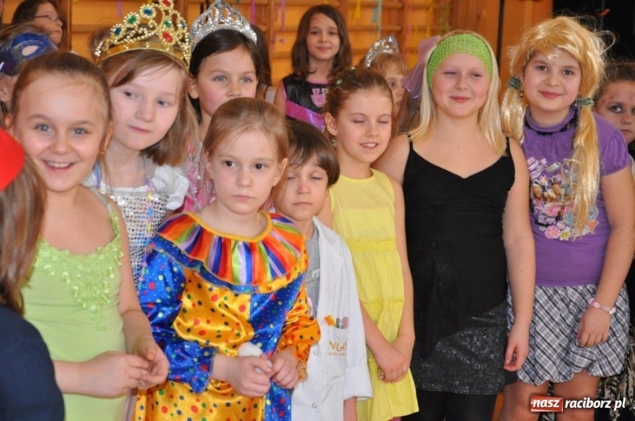 Zdjęcie w galerii na portalu naszraciborz.pl: Szaleństwa karnawałowe w SP 13 z DJem wiadomości z regionu