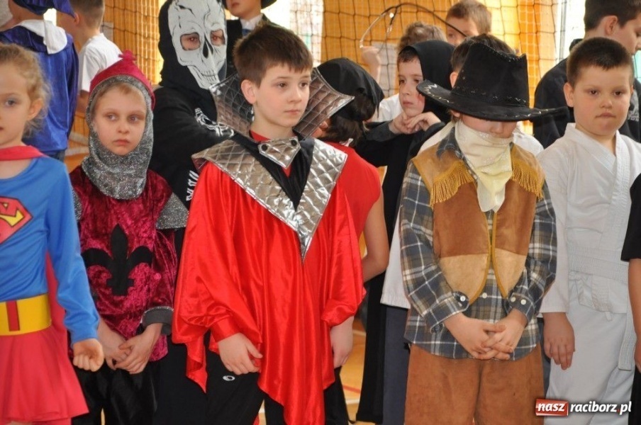 Zdjęcie w galerii na portalu naszraciborz.pl: Szaleństwa karnawałowe w SP 13 z DJem wiadomości z regionu
