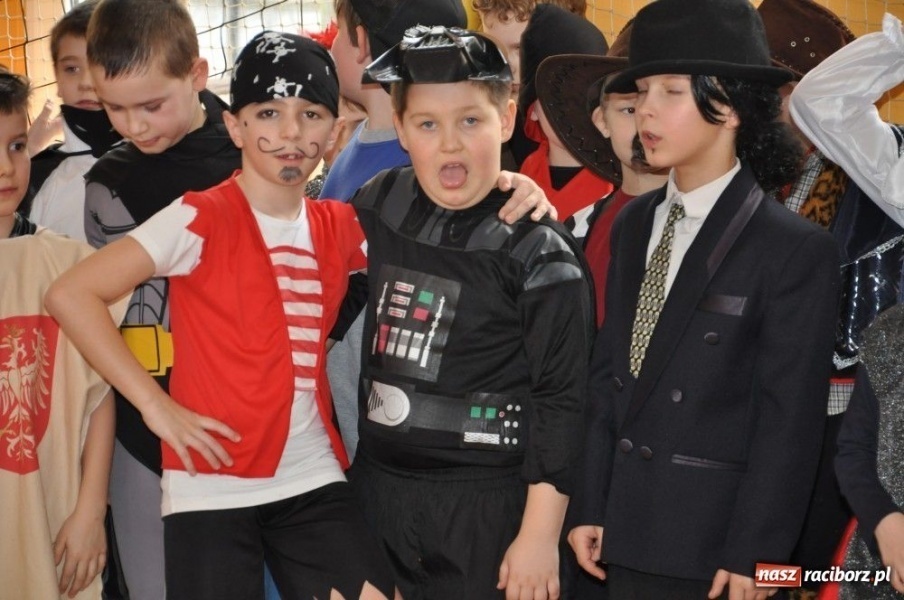 Zdjęcie w galerii na portalu naszraciborz.pl: Szaleństwa karnawałowe w SP 13 z DJem wiadomości z regionu
