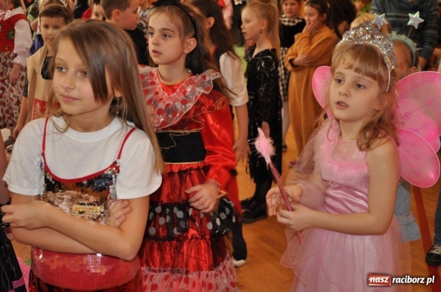 Zdjęcie w galerii na portalu naszraciborz.pl: Szaleństwa karnawałowe w SP 13 z DJem wiadomości z regionu