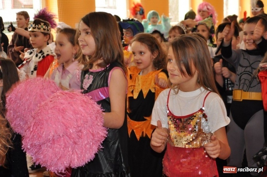 Zdjęcie w galerii na portalu naszraciborz.pl: Szaleństwa karnawałowe w SP 13 z DJem wiadomości z regionu