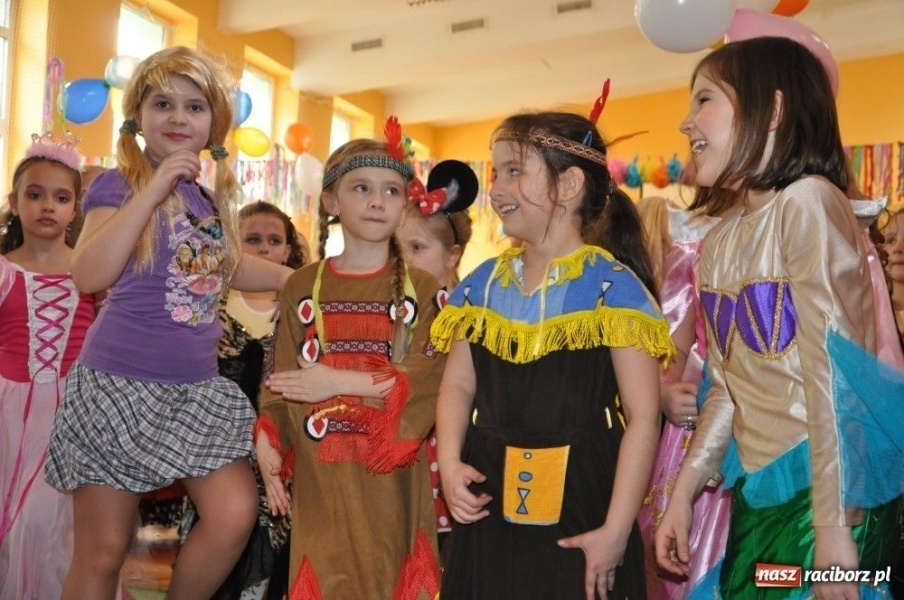 Zdjęcie w galerii na portalu naszraciborz.pl: Szaleństwa karnawałowe w SP 13 z DJem wiadomości z regionu
