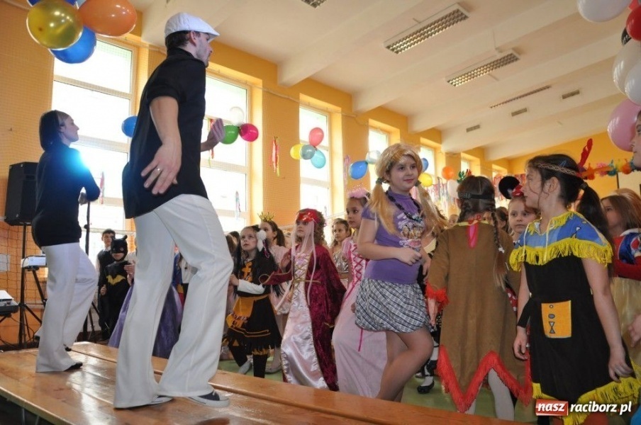 Zdjęcie w galerii na portalu naszraciborz.pl: Szaleństwa karnawałowe w SP 13 z DJem wiadomości z regionu