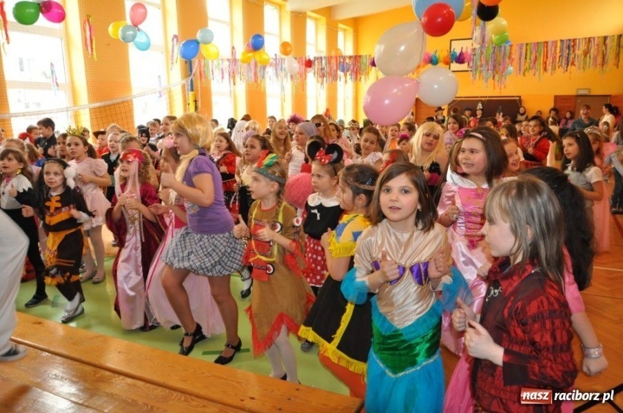 Zdjęcie w galerii na portalu naszraciborz.pl: Szaleństwa karnawałowe w SP 13 z DJem wiadomości z regionu
