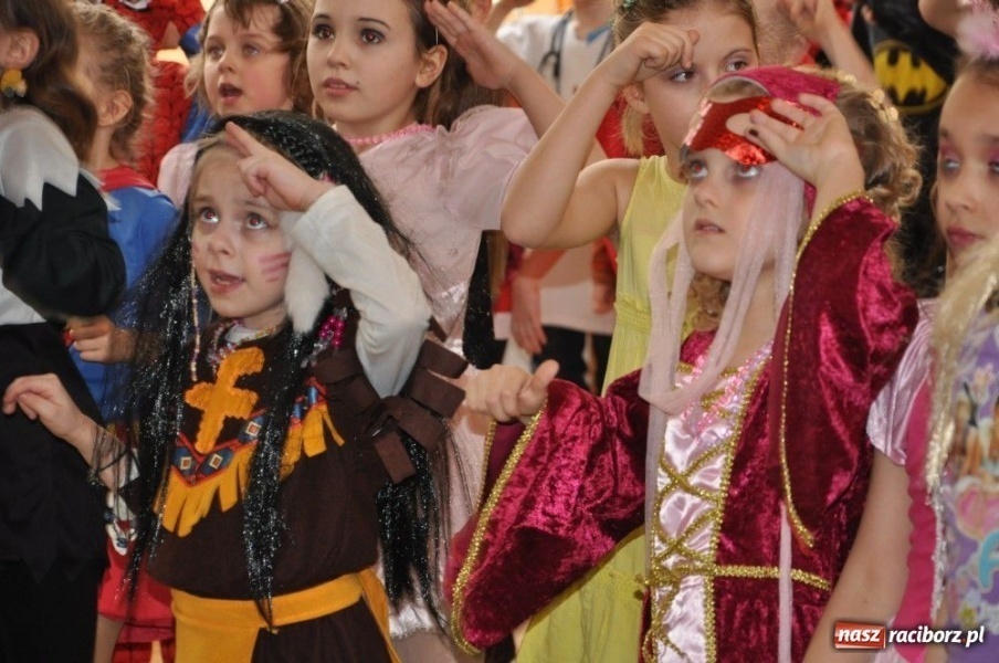 Zdjęcie w galerii na portalu naszraciborz.pl: Szaleństwa karnawałowe w SP 13 z DJem wiadomości z regionu