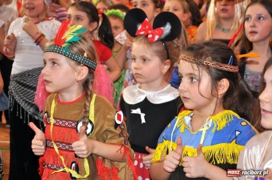 Zdjęcie w galerii na portalu naszraciborz.pl: Szaleństwa karnawałowe w SP 13 z DJem wiadomości z regionu