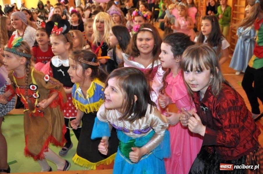 Zdjęcie w galerii na portalu naszraciborz.pl: Szaleństwa karnawałowe w SP 13 z DJem wiadomości z regionu