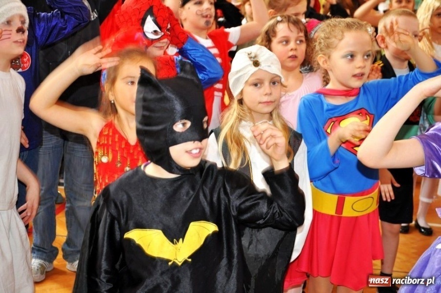 Zdjęcie w galerii na portalu naszraciborz.pl: Szaleństwa karnawałowe w SP 13 z DJem wiadomości z regionu