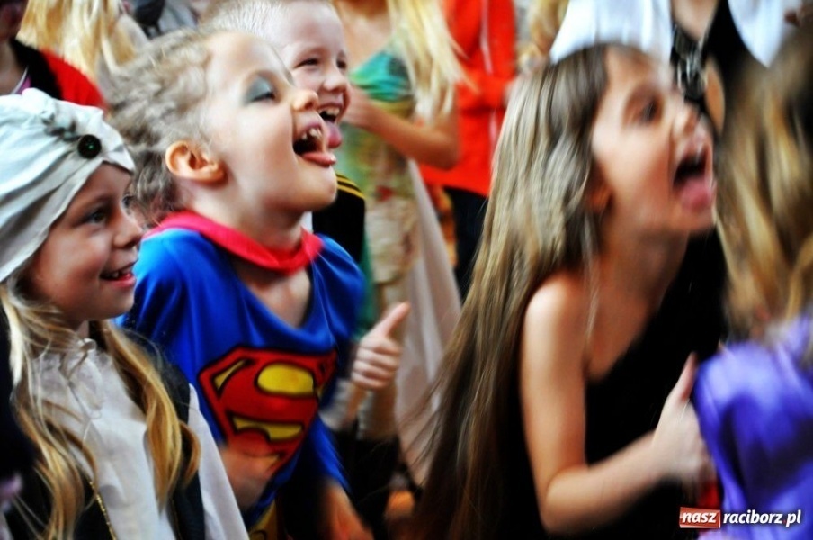 Zdjęcie w galerii na portalu naszraciborz.pl: Szaleństwa karnawałowe w SP 13 z DJem wiadomości z regionu