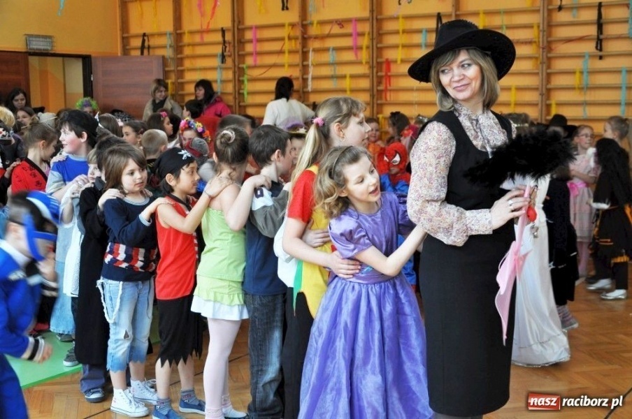 Zdjęcie w galerii na portalu naszraciborz.pl: Szaleństwa karnawałowe w SP 13 z DJem wiadomości z regionu