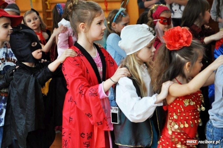 Zdjęcie w galerii na portalu naszraciborz.pl: Szaleństwa karnawałowe w SP 13 z DJem wiadomości z regionu