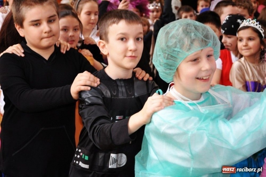 Zdjęcie w galerii na portalu naszraciborz.pl: Szaleństwa karnawałowe w SP 13 z DJem wiadomości z regionu