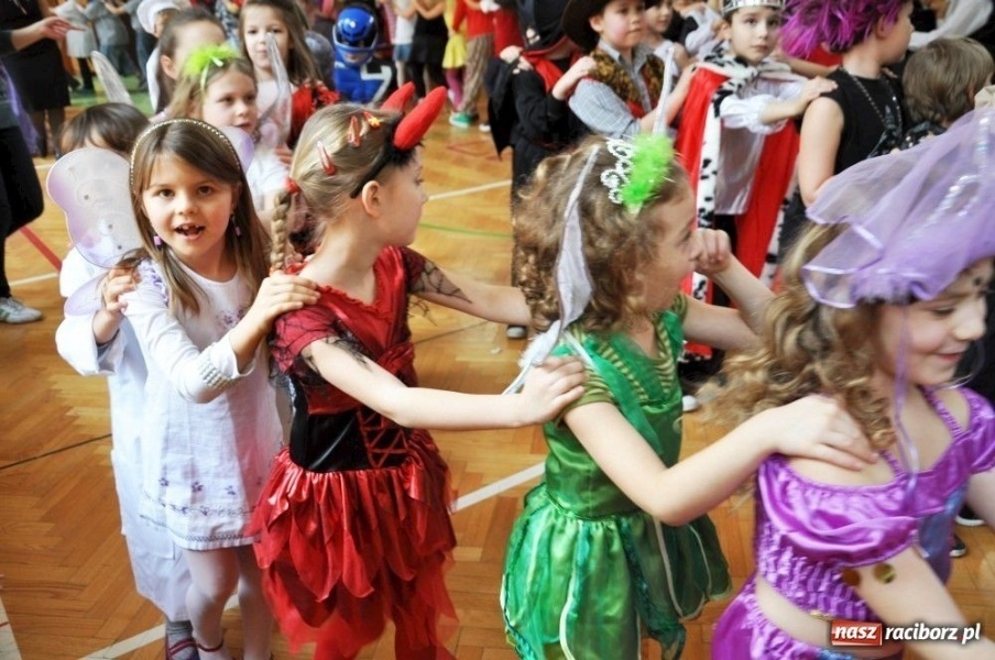 Zdjęcie w galerii na portalu naszraciborz.pl: Szaleństwa karnawałowe w SP 13 z DJem wiadomości z regionu