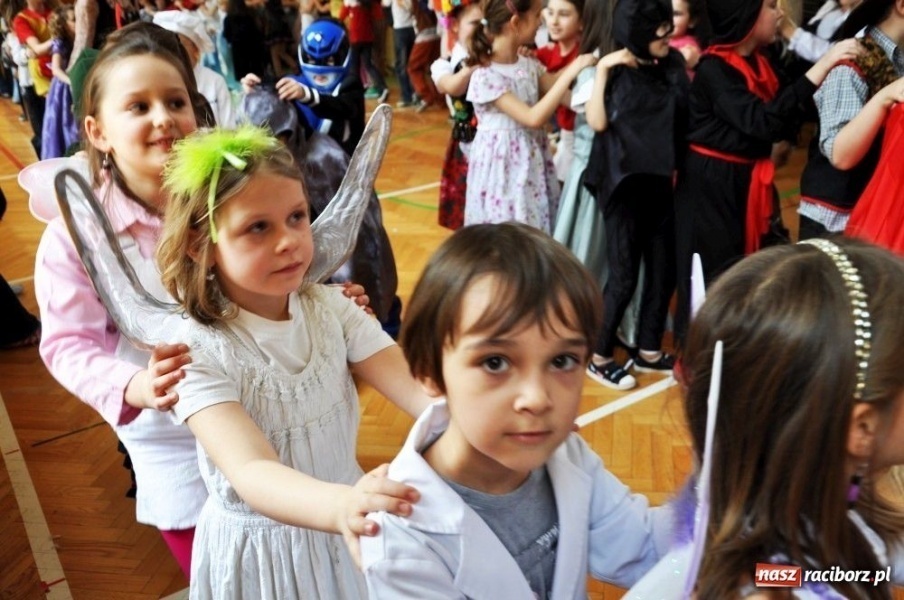 Zdjęcie w galerii na portalu naszraciborz.pl: Szaleństwa karnawałowe w SP 13 z DJem wiadomości z regionu