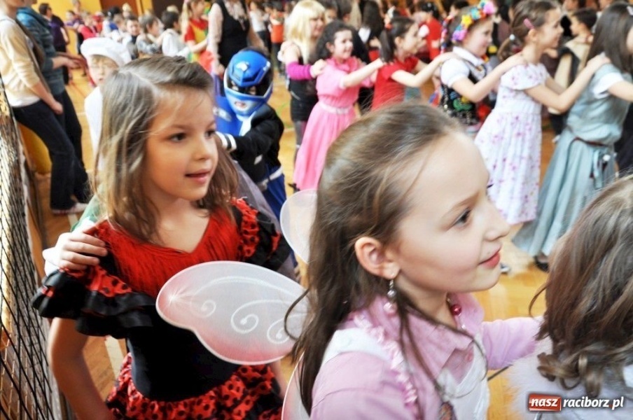 Zdjęcie w galerii na portalu naszraciborz.pl: Szaleństwa karnawałowe w SP 13 z DJem wiadomości z regionu