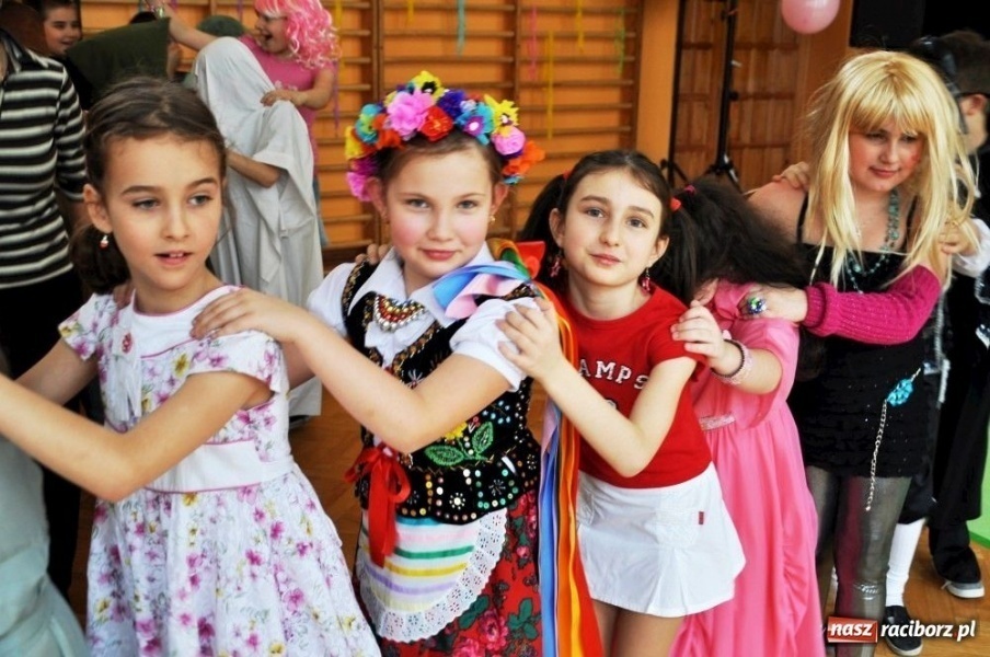 Zdjęcie w galerii na portalu naszraciborz.pl: Szaleństwa karnawałowe w SP 13 z DJem wiadomości z regionu