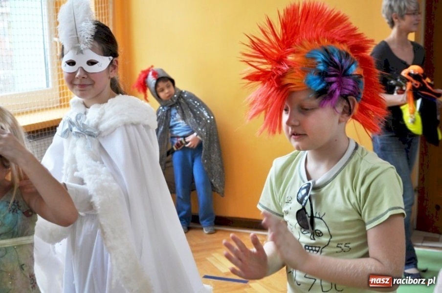 Zdjęcie w galerii na portalu naszraciborz.pl: Szaleństwa karnawałowe w SP 13 z DJem wiadomości z regionu