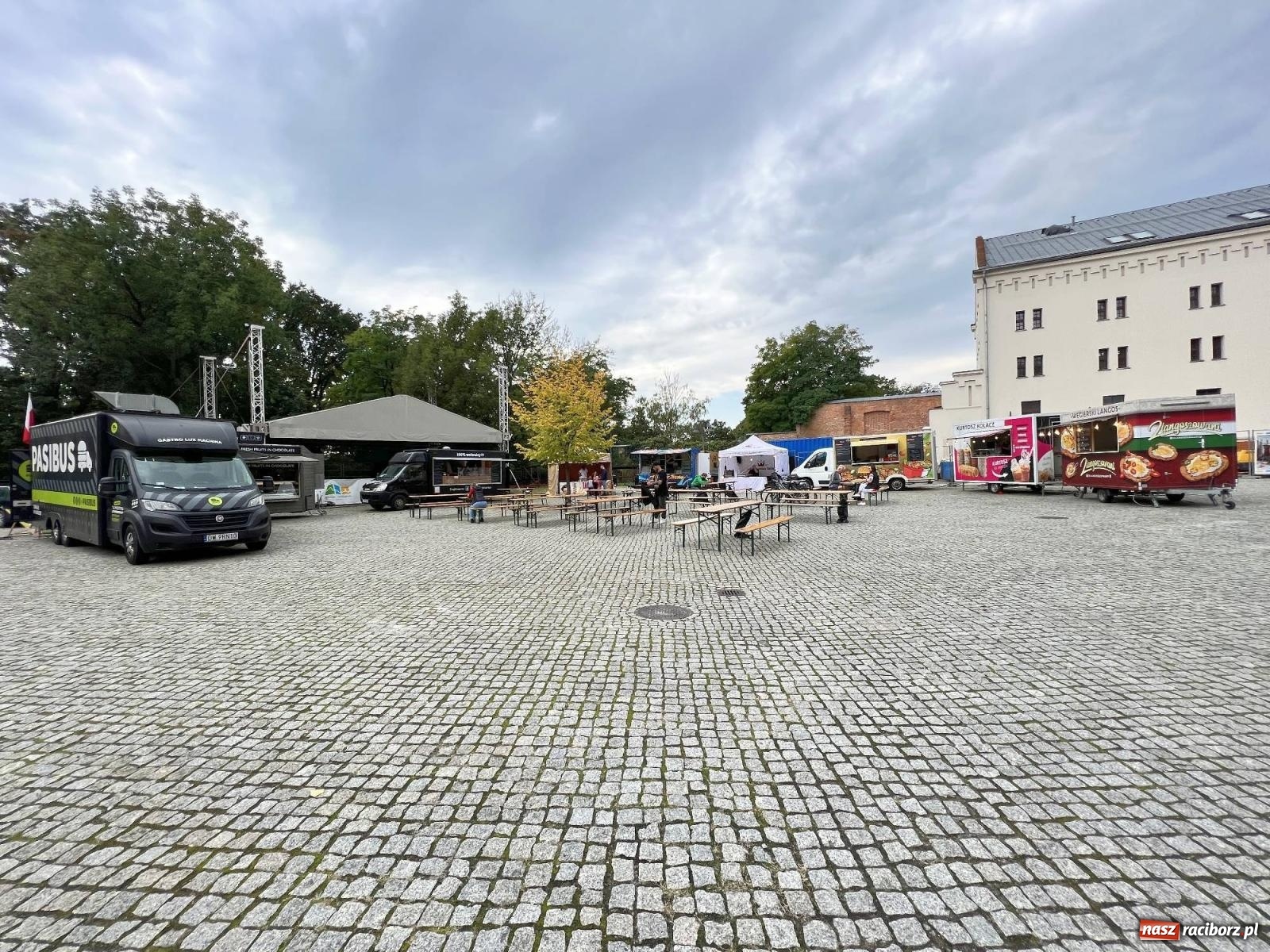 Zdjęcie w galerii na portalu naszraciborz.pl: Zakończenie sezonu foodtruckowego na zamku wiadomości z regionu