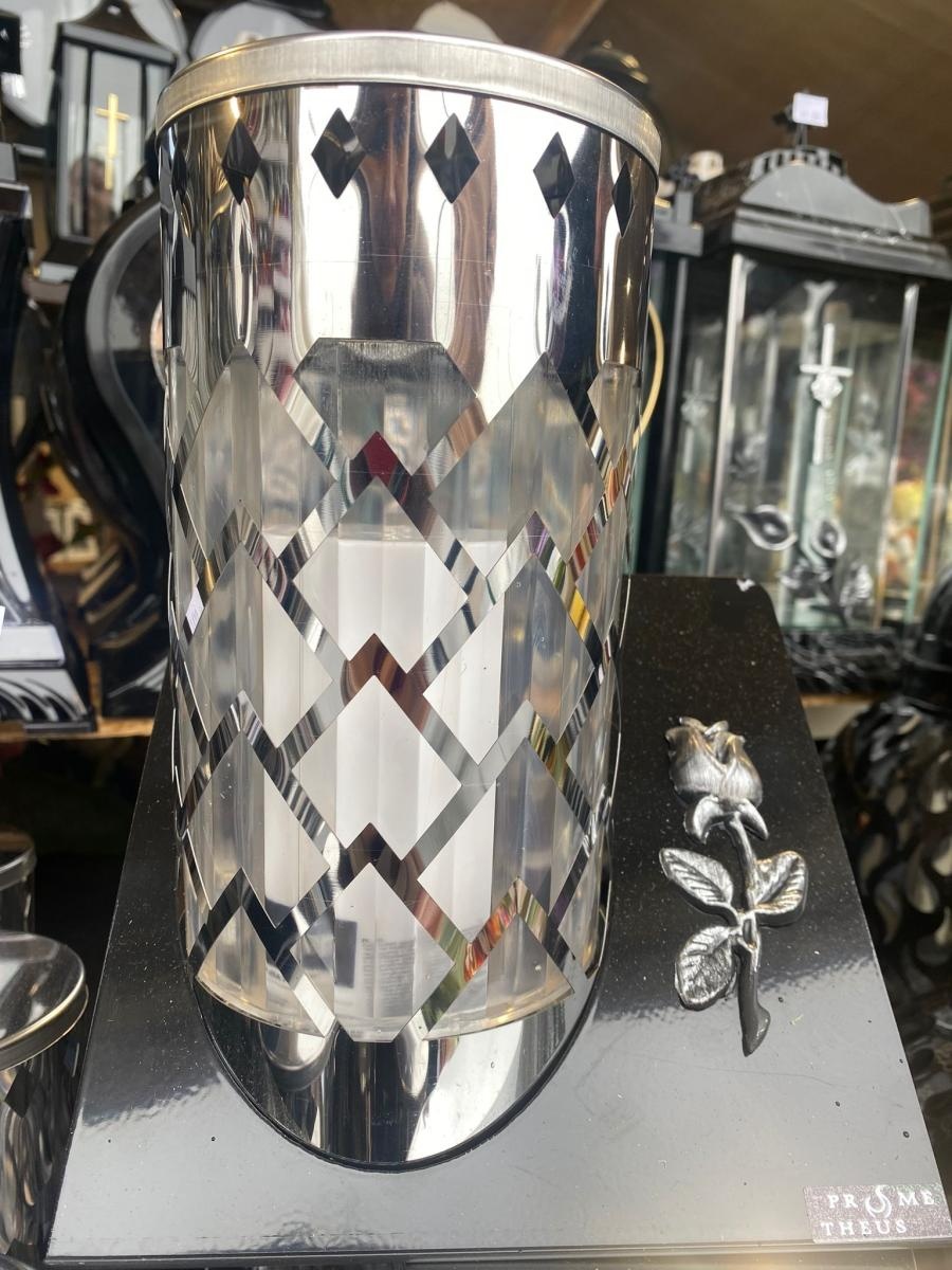 Zdjęcie w galerii na portalu naszraciborz.pl: Kiermasz zniczy i stroików przy Auchan. Największy wybór w okolicy, teraz duży rabat wiadomości z regionu