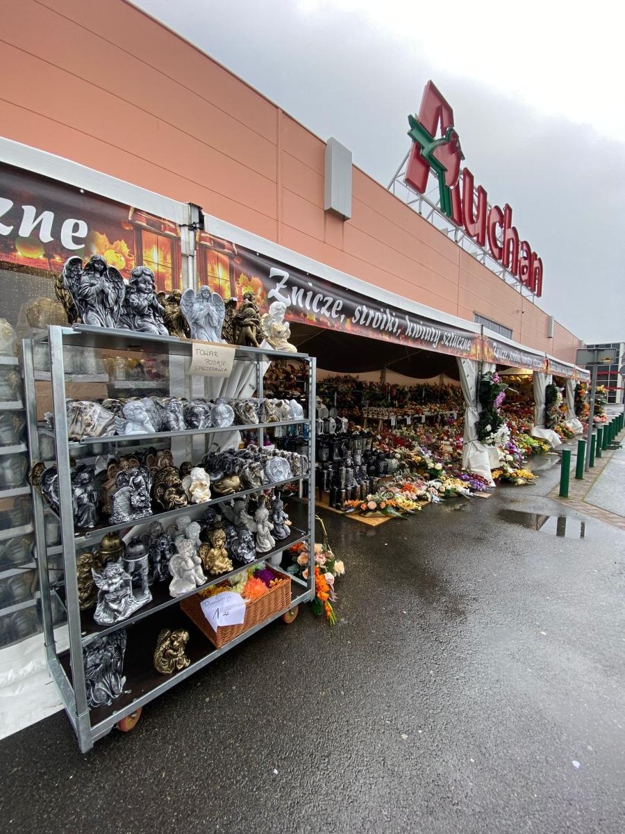 Zdjęcie w galerii na portalu naszraciborz.pl: Kiermasz zniczy i stroików przy Auchan. Największy wybór w okolicy, teraz duży rabat wiadomości z regionu