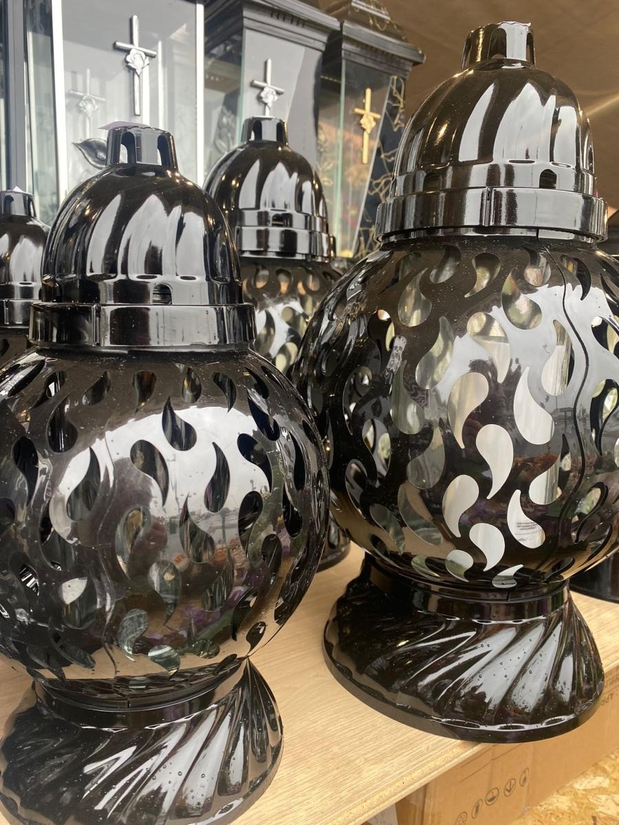 Zdjęcie w galerii na portalu naszraciborz.pl: Kiermasz zniczy i stroików przy Auchan. Największy wybór w okolicy, teraz duży rabat wiadomości z regionu