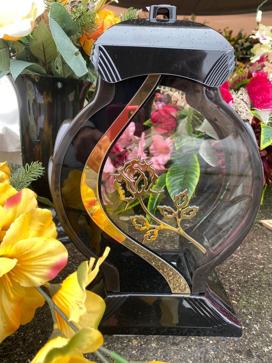 Zdjęcie w galerii na portalu naszraciborz.pl: Kiermasz zniczy i stroików przy Auchan. Największy wybór w okolicy, teraz duży rabat wiadomości z regionu