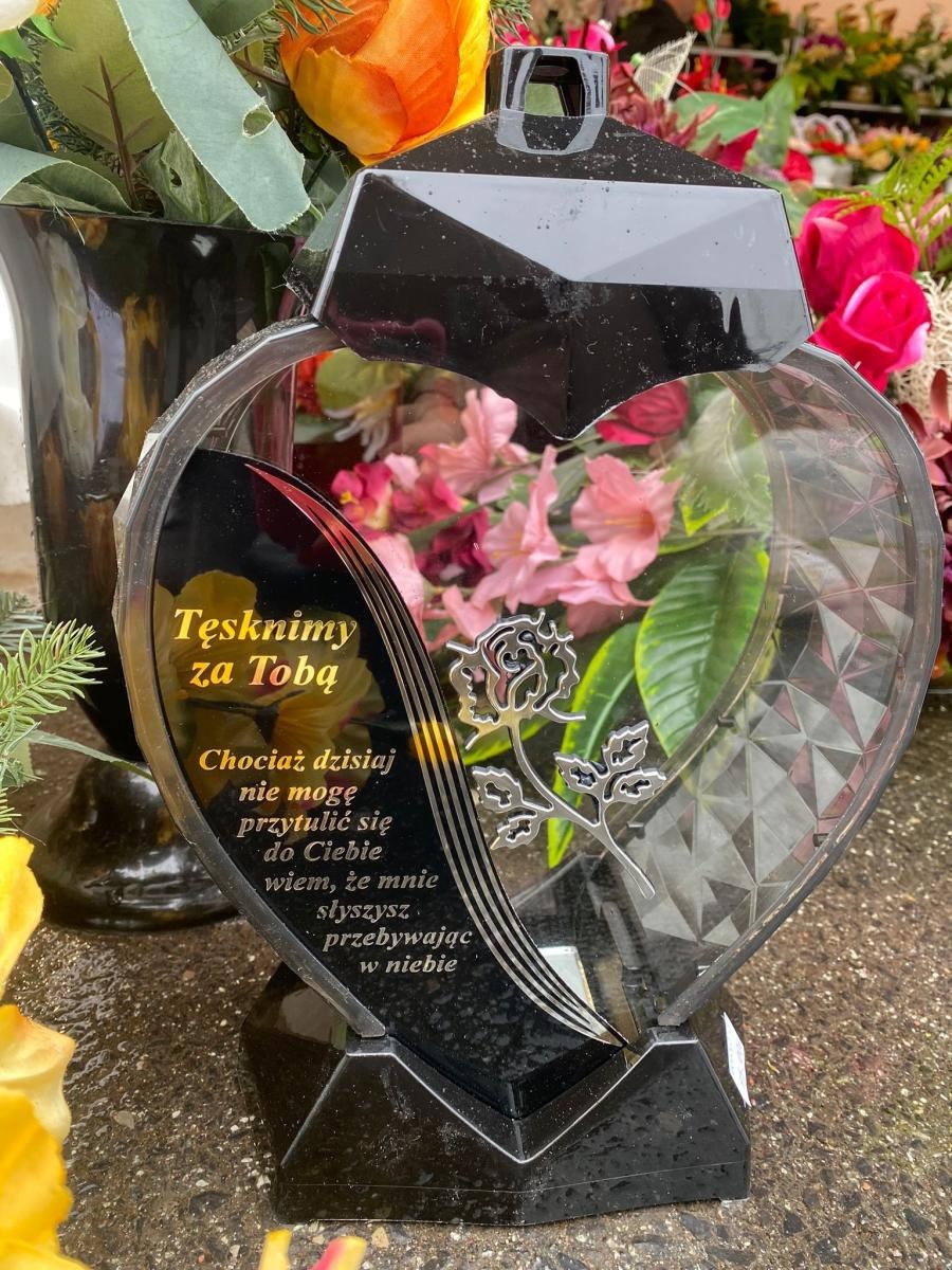 Zdjęcie w galerii na portalu naszraciborz.pl: Kiermasz zniczy i stroików przy Auchan. Największy wybór w okolicy, teraz duży rabat wiadomości z regionu