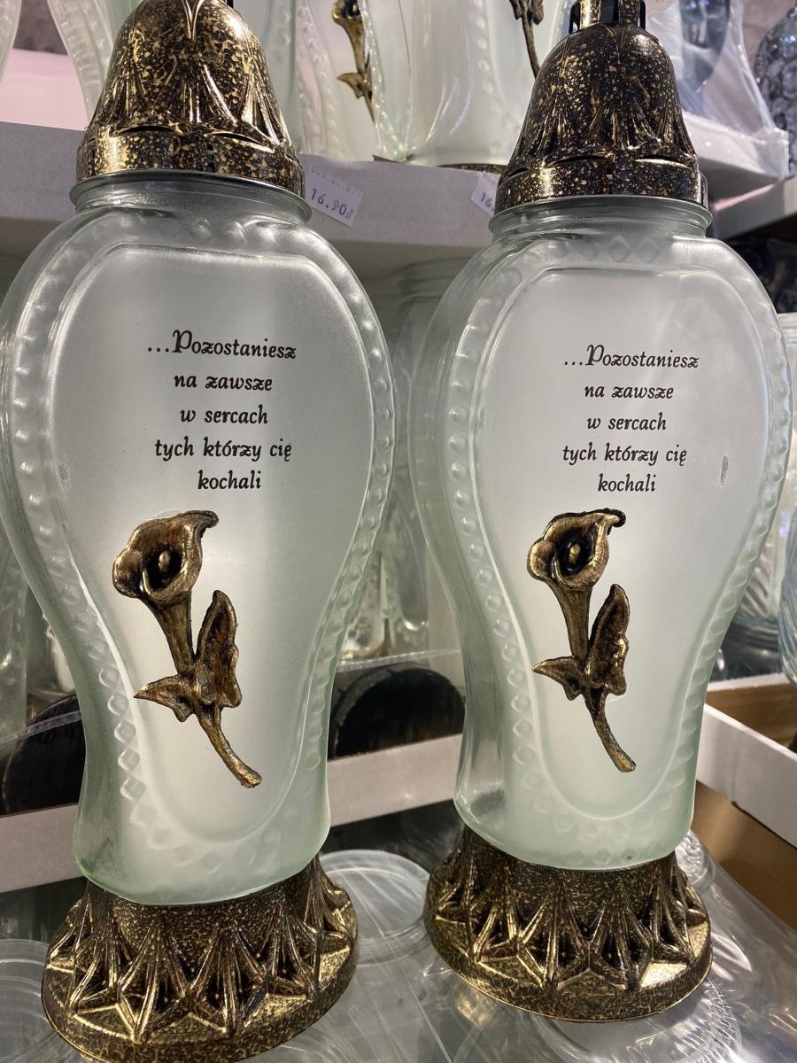 Zdjęcie w galerii na portalu naszraciborz.pl: Kiermasz zniczy i stroików przy Auchan. Największy wybór w okolicy, teraz duży rabat wiadomości z regionu