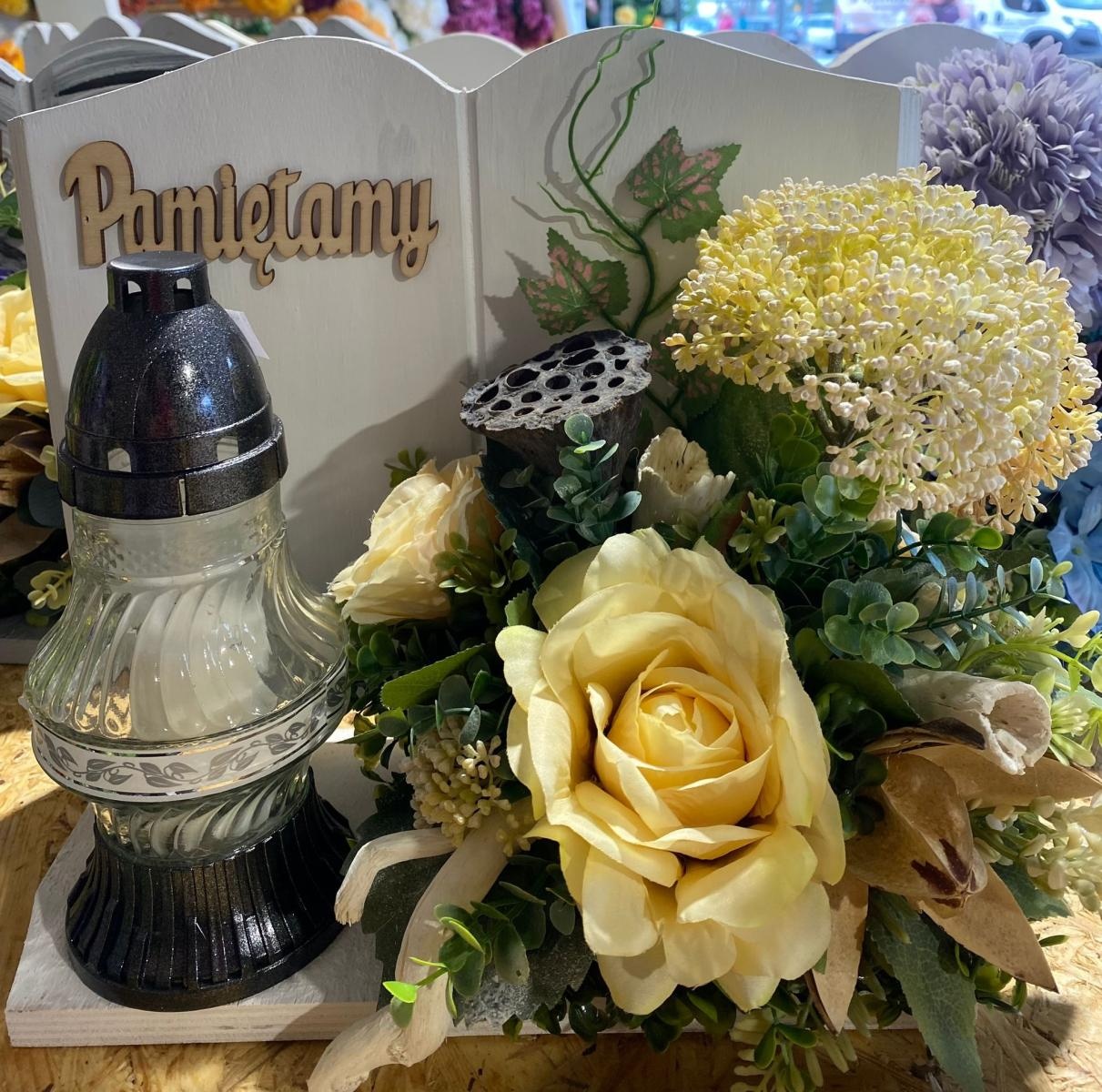 Zdjęcie w galerii na portalu naszraciborz.pl: Kiermasz zniczy i stroików przy Auchan. Największy wybór w okolicy, teraz duży rabat wiadomości z regionu