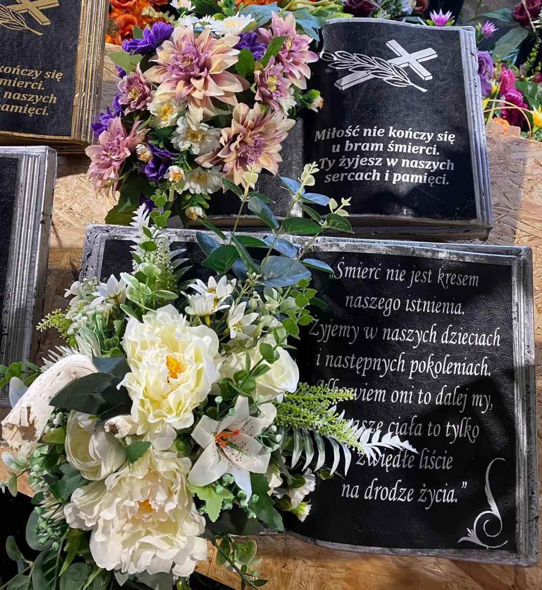 Zdjęcie w galerii na portalu naszraciborz.pl: Kiermasz zniczy i stroików przy Auchan. Największy wybór w okolicy, teraz duży rabat wiadomości z regionu