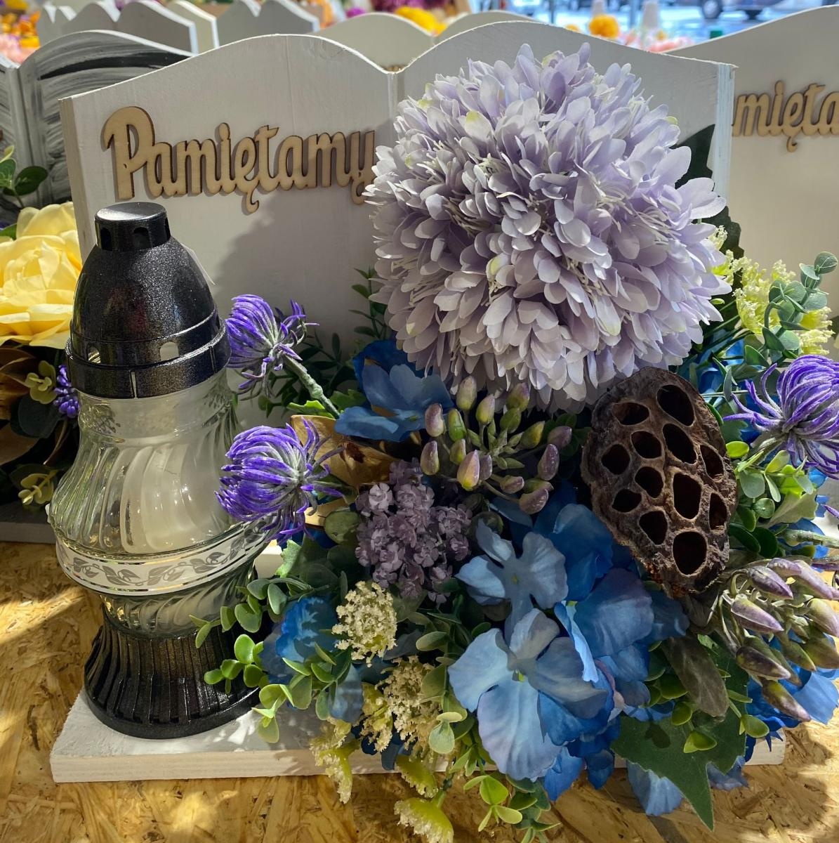 Zdjęcie w galerii na portalu naszraciborz.pl: Kiermasz zniczy i stroików przy Auchan. Największy wybór w okolicy, teraz duży rabat wiadomości z regionu