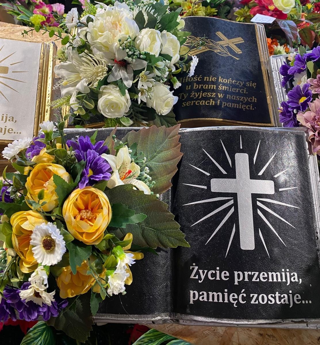 Zdjęcie w galerii na portalu naszraciborz.pl: Kiermasz zniczy i stroików przy Auchan. Największy wybór w okolicy, teraz duży rabat wiadomości z regionu