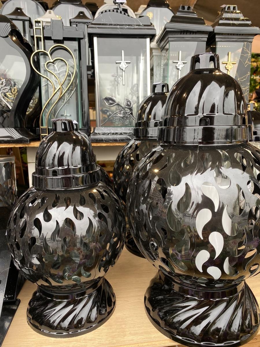 Zdjęcie w galerii na portalu naszraciborz.pl: Kiermasz zniczy i stroików przy Auchan. Największy wybór w okolicy, teraz duży rabat wiadomości z regionu