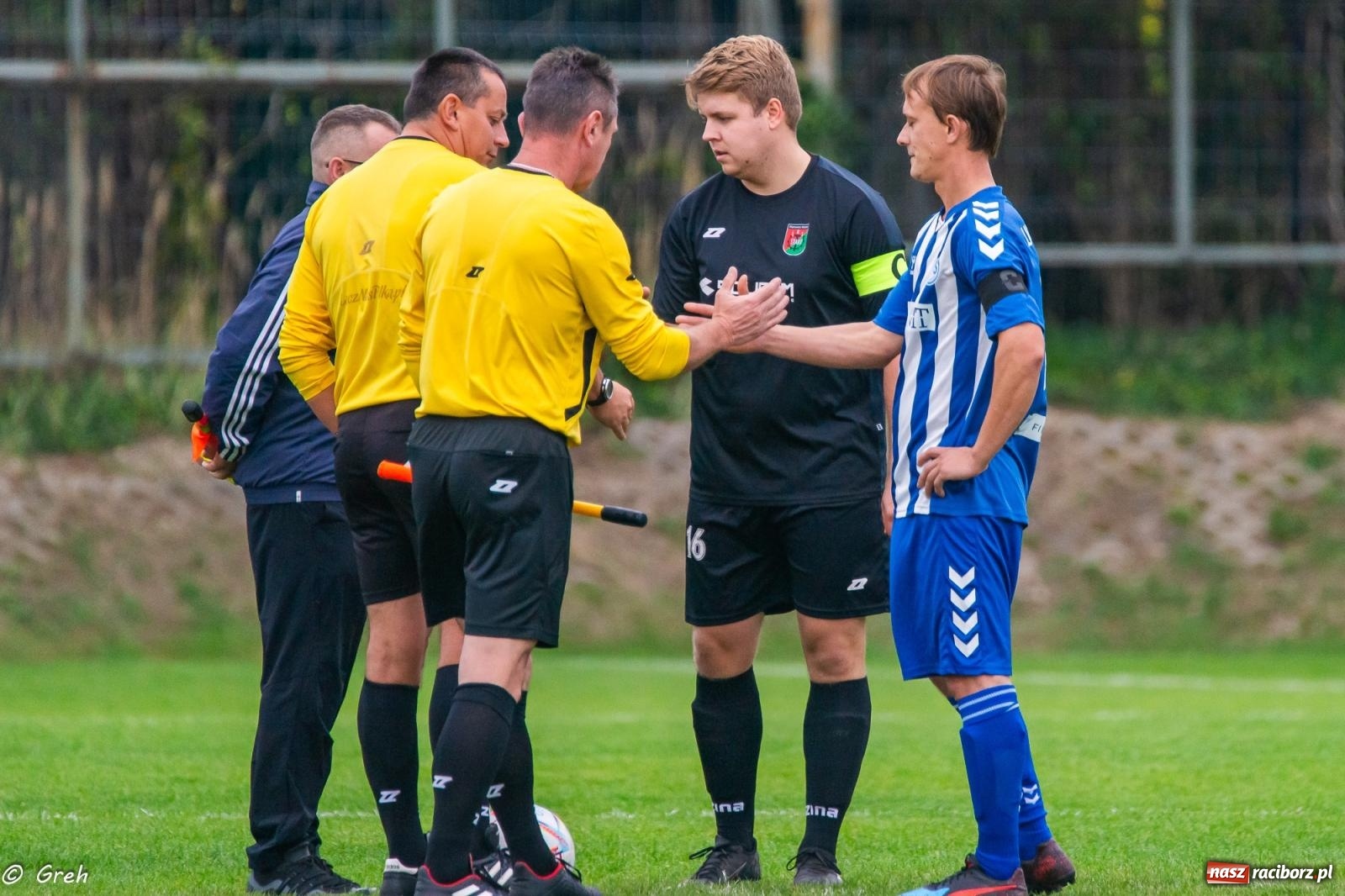 Zdjęcie w galerii na portalu naszraciborz.pl: Markowice kontra Pietrowice. Nerwowo, czerwono i bez goli [FOTO] wiadomości z regionu