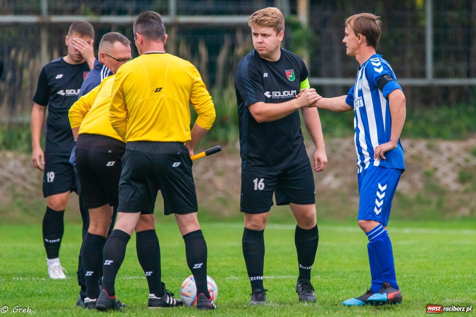 Zdjęcie w galerii na portalu naszraciborz.pl: Markowice kontra Pietrowice. Nerwowo, czerwono i bez goli [FOTO] wiadomości z regionu
