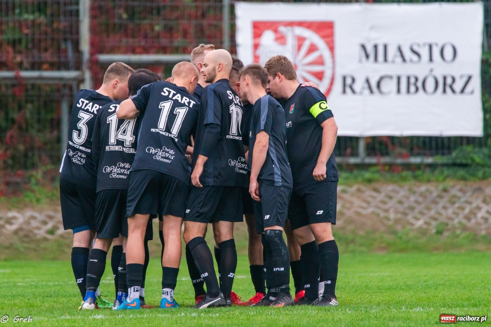 Zdjęcie w galerii na portalu naszraciborz.pl: Markowice kontra Pietrowice. Nerwowo, czerwono i bez goli [FOTO] wiadomości z regionu