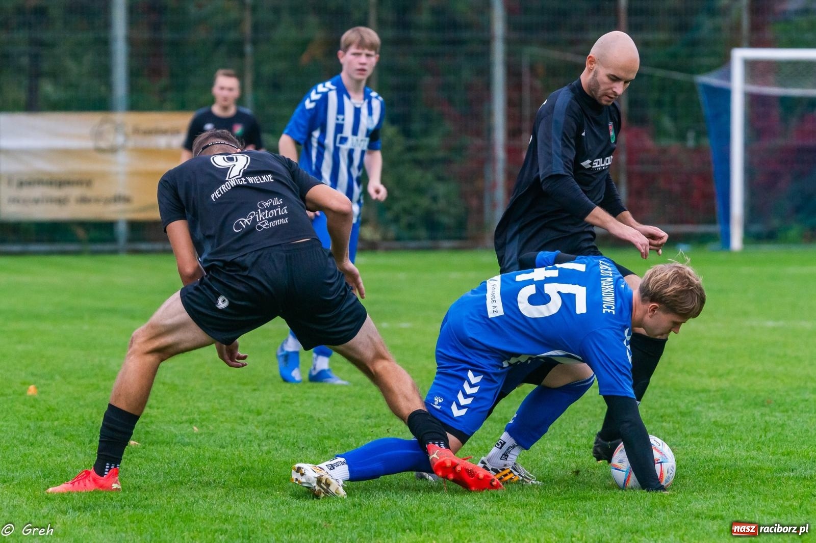 Zdjęcie w galerii na portalu naszraciborz.pl: Markowice kontra Pietrowice. Nerwowo, czerwono i bez goli [FOTO] wiadomości z regionu