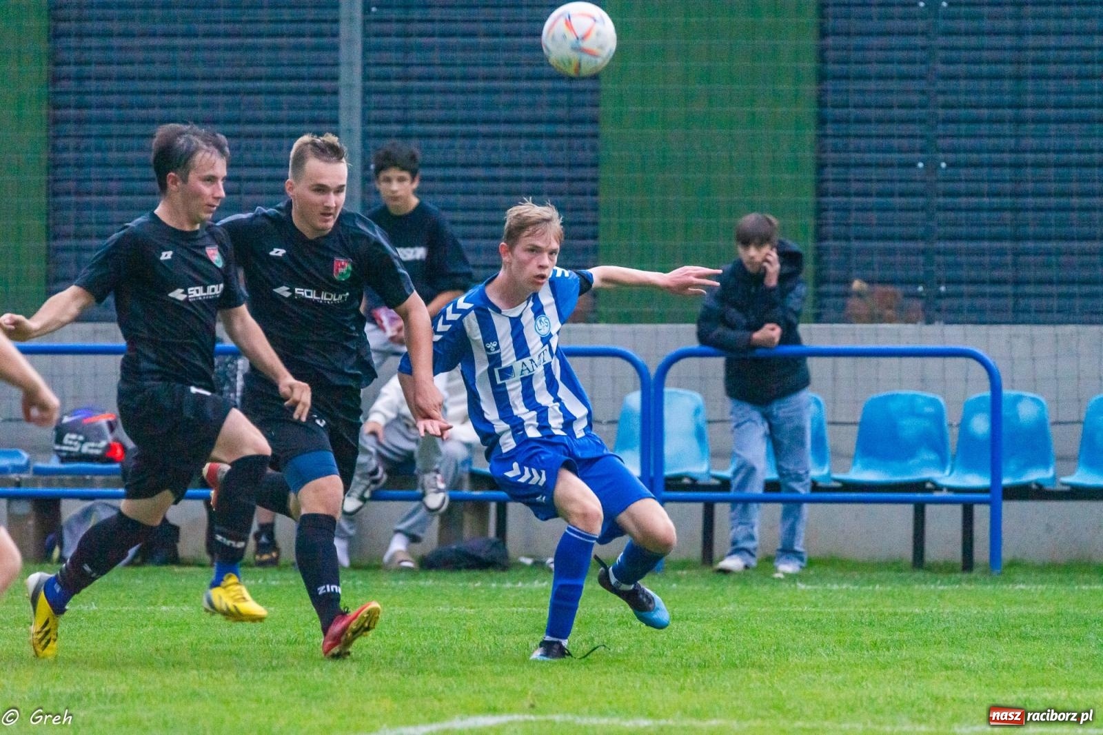 Zdjęcie w galerii na portalu naszraciborz.pl: Markowice kontra Pietrowice. Nerwowo, czerwono i bez goli [FOTO] wiadomości z regionu
