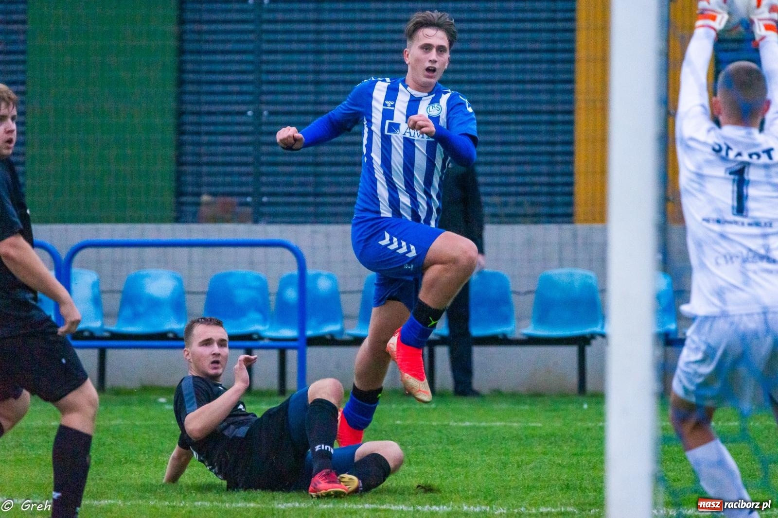 Zdjęcie w galerii na portalu naszraciborz.pl: Markowice kontra Pietrowice. Nerwowo, czerwono i bez goli [FOTO] wiadomości z regionu