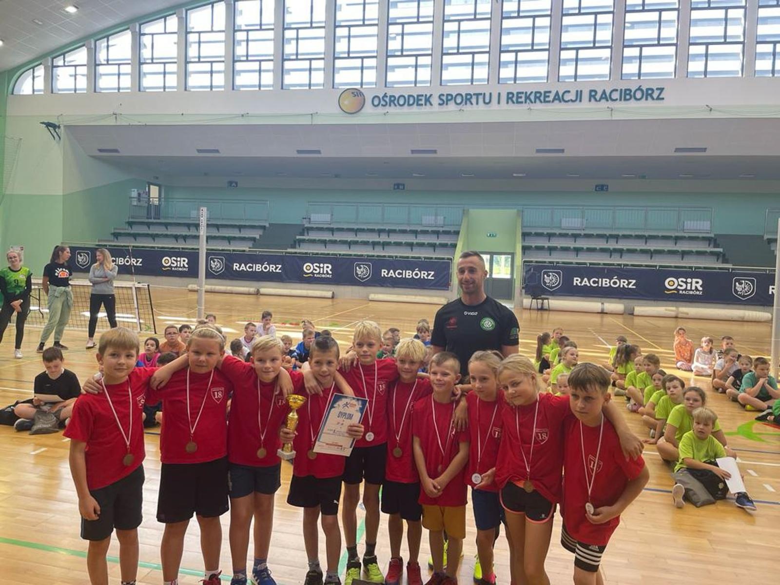 Zdjęcie w galerii na portalu naszraciborz.pl: Zbijak Cup 2023. SP 3 i SP 13 najlepsze [FOTO] wiadomości z regionu