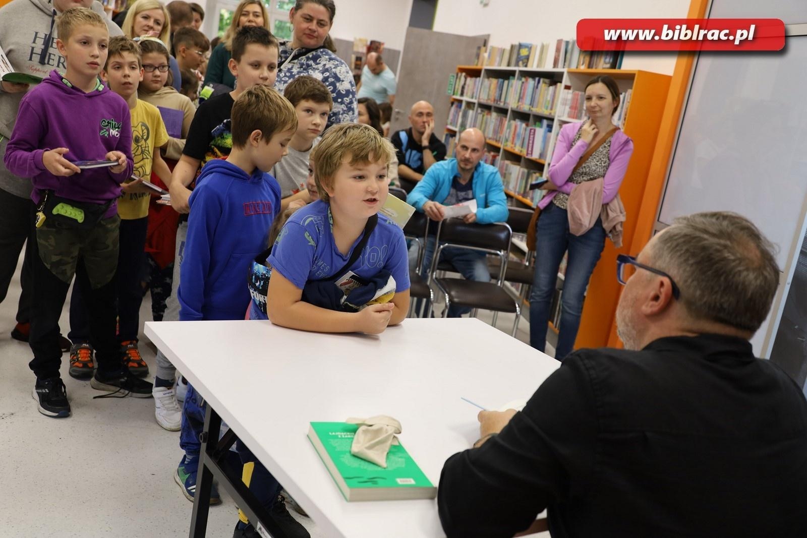 Zdjęcie w galerii na portalu naszraciborz.pl: Autor Kacperiady gościem Klubu Ojca w raciborskiej bibliotece wiadomości z regionu