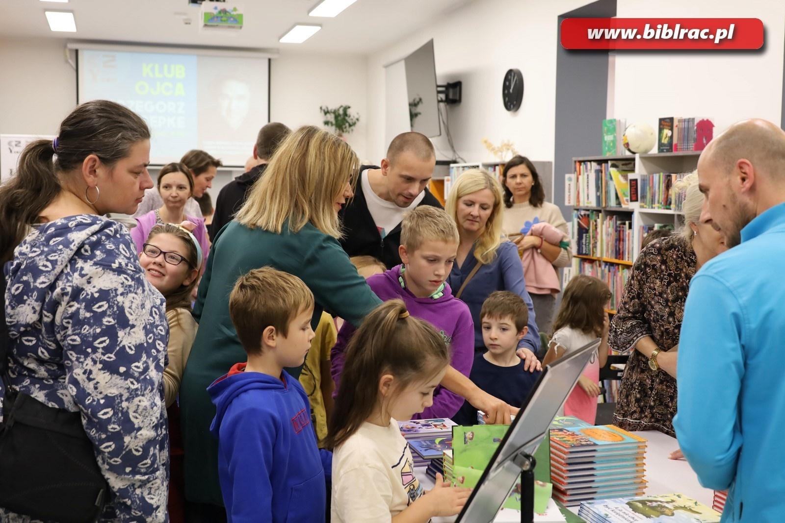 Zdjęcie w galerii na portalu naszraciborz.pl: Autor Kacperiady gościem Klubu Ojca w raciborskiej bibliotece wiadomości z regionu