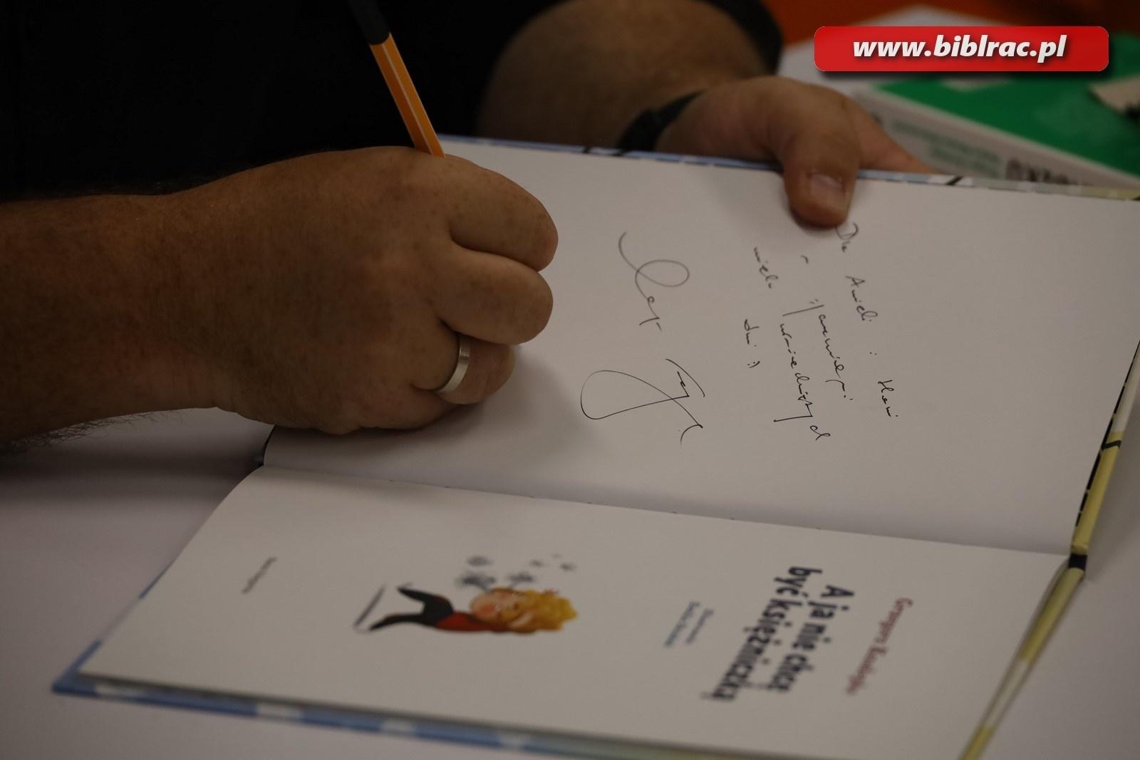 Zdjęcie w galerii na portalu naszraciborz.pl: Autor Kacperiady gościem Klubu Ojca w raciborskiej bibliotece wiadomości z regionu