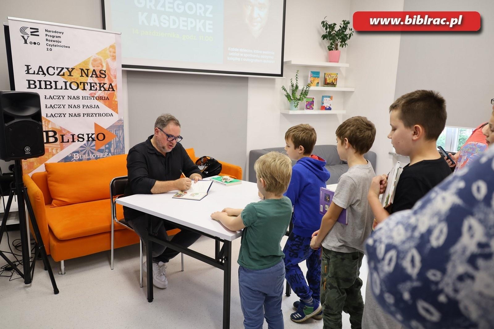 Zdjęcie w galerii na portalu naszraciborz.pl: Autor Kacperiady gościem Klubu Ojca w raciborskiej bibliotece wiadomości z regionu