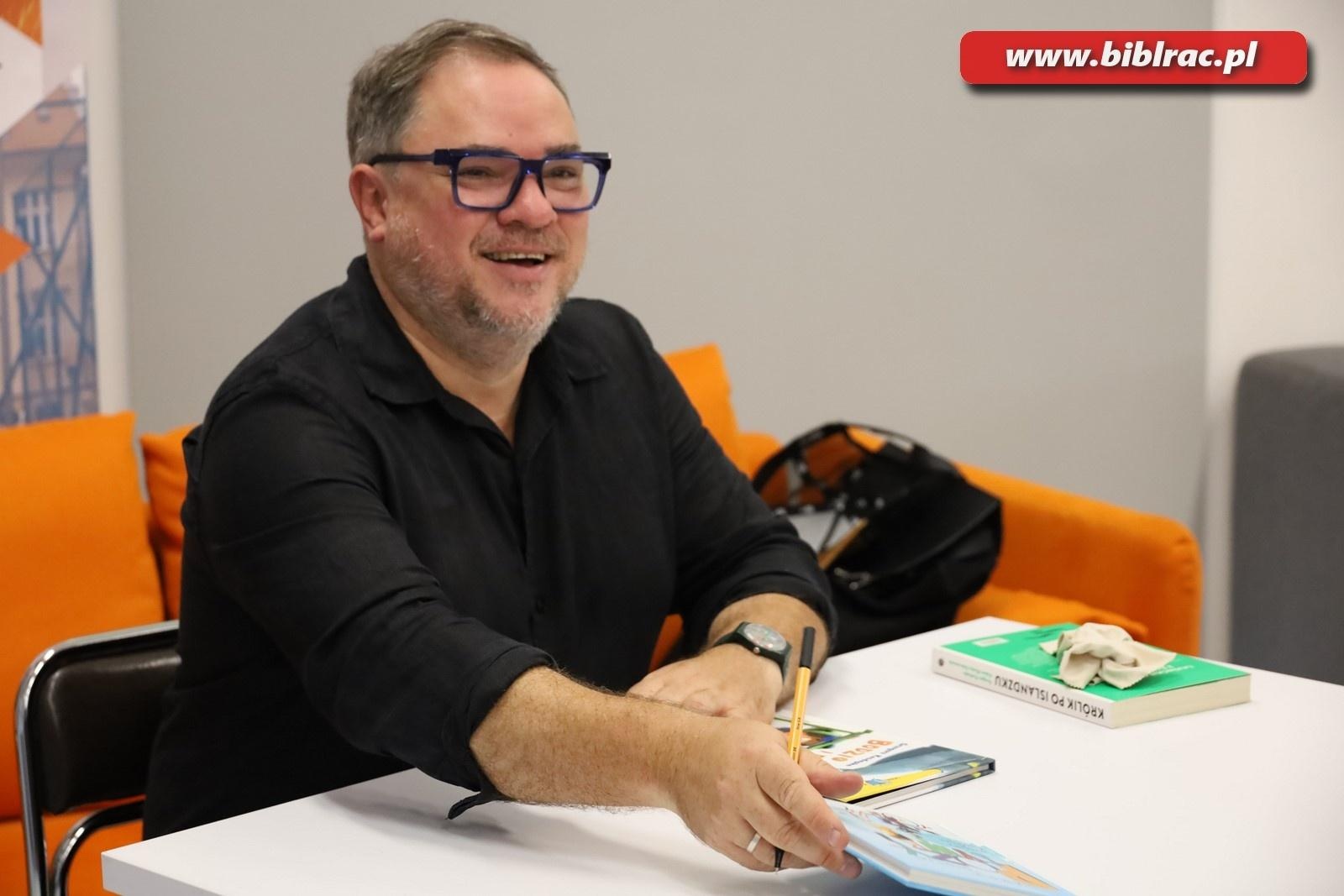 Zdjęcie w galerii na portalu naszraciborz.pl: Autor Kacperiady gościem Klubu Ojca w raciborskiej bibliotece wiadomości z regionu