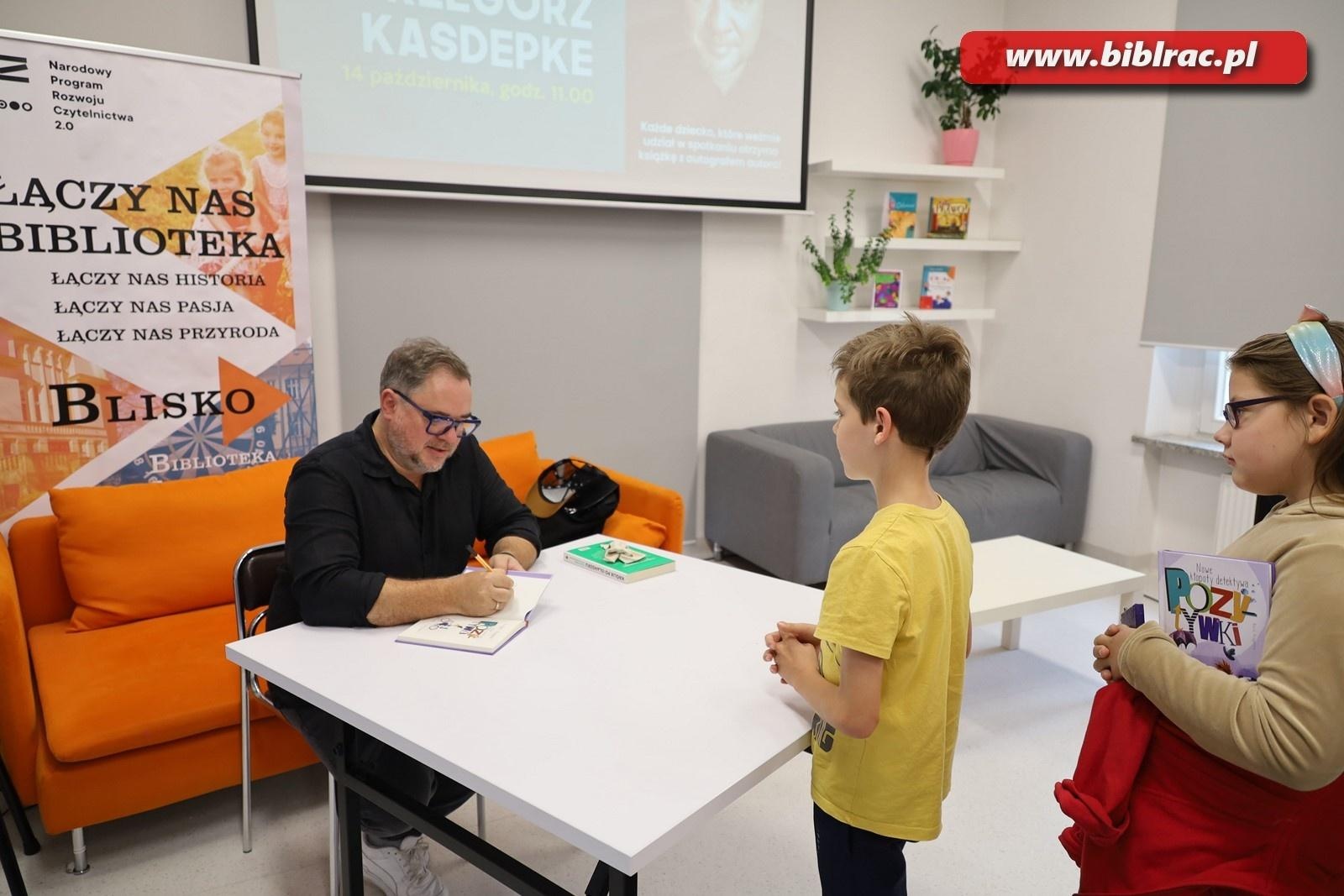 Zdjęcie w galerii na portalu naszraciborz.pl: Autor Kacperiady gościem Klubu Ojca w raciborskiej bibliotece wiadomości z regionu